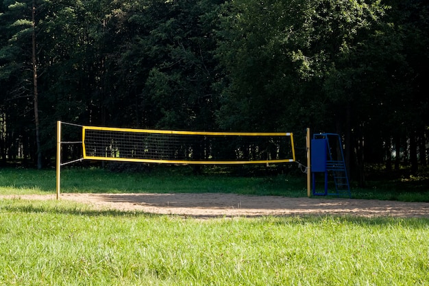 Filet de volley-ball dans le sable du parc