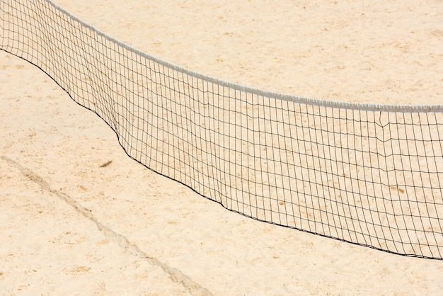 Photo filet de volley-ball sur la plage de sable vide tir horizontal