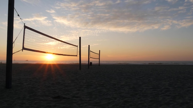 Filet de volley-ball silhouette sur terrain de sport de plage au coucher du soleil côte de la californie usa