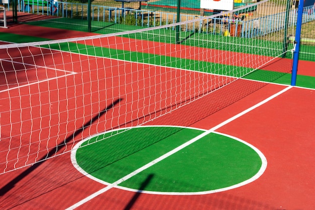 Filet de volley-ball sur le terrain de jeu d'un établissement préscolaire