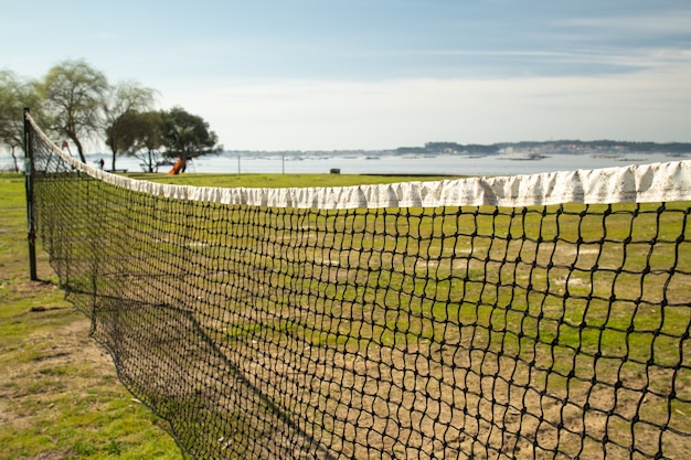 Filet de volleyball de plage âgé avec mer