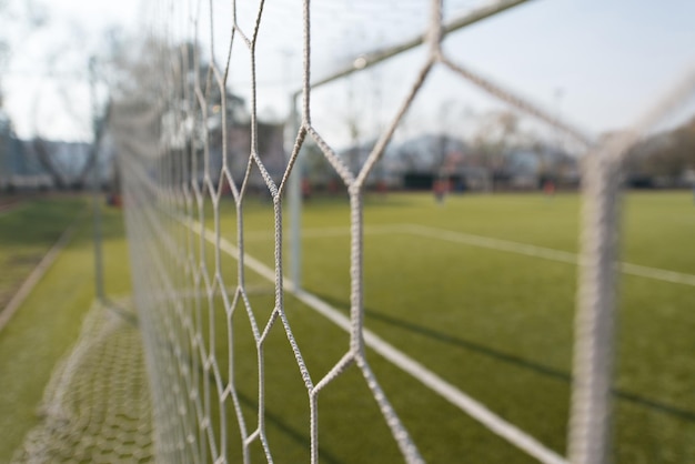 Filets de but de football avec herbe verte sur le terrain