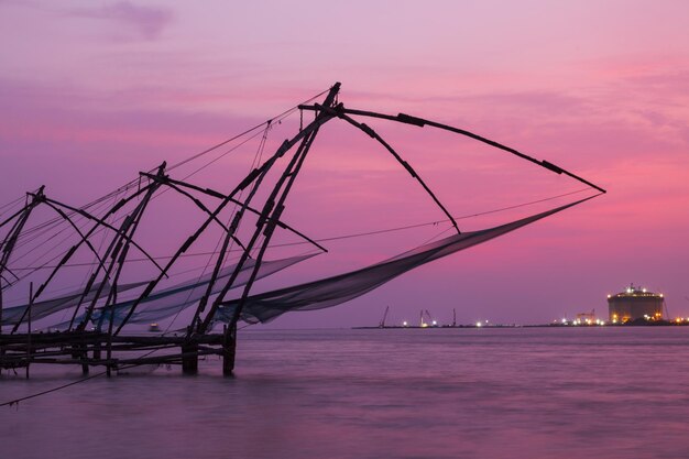 Filets chinois sur le coucher du soleil Kochi Kerala Inde