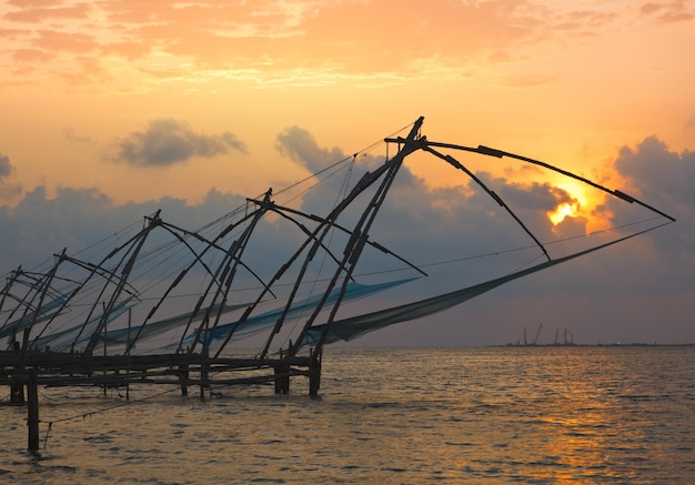 Photo filets chinois sur le coucher du soleil kochi kerala inde