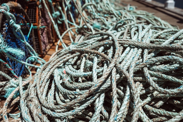 Filets et matériel de pêche dans un port