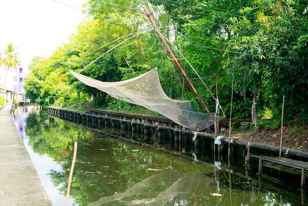 filets de pêche accrochés à un petit canal