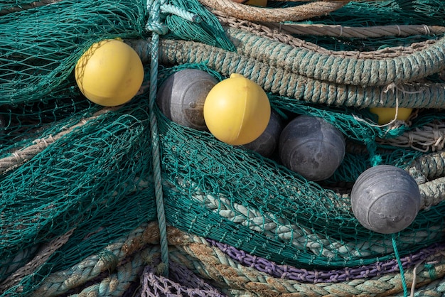 Filets de pêche jetés dans le port