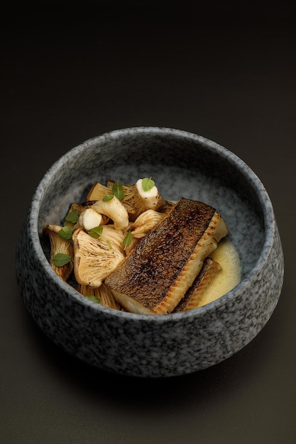 Photo filets de poisson grillés servis avec champignons grillés