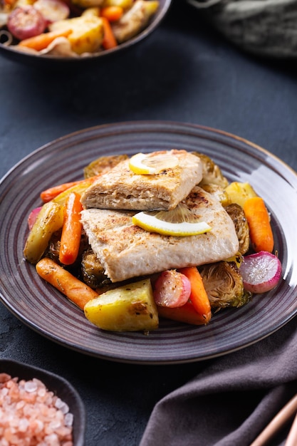 Filets de poisson végétaliens sans poisson aux légumes rôtis