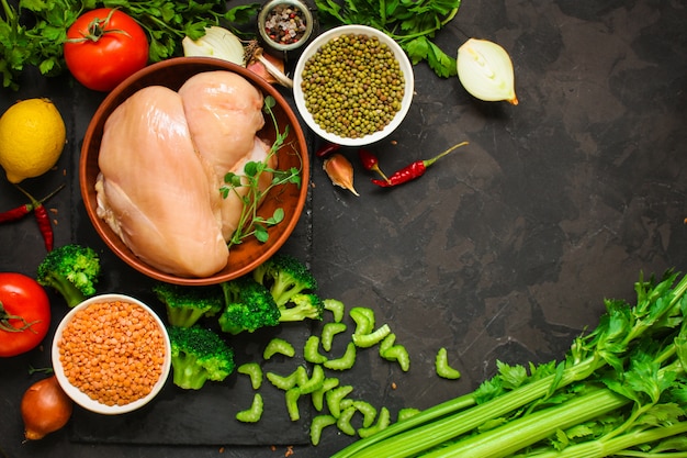 Filets de poitrine de poulet avec ingrédients