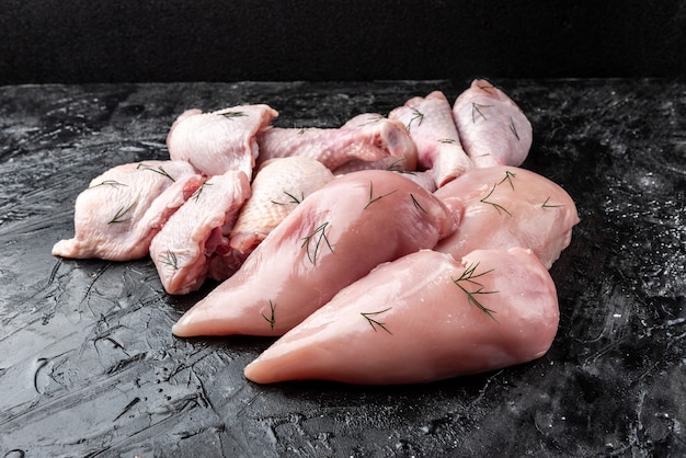 Filets de poulet cru avec assaisonnement