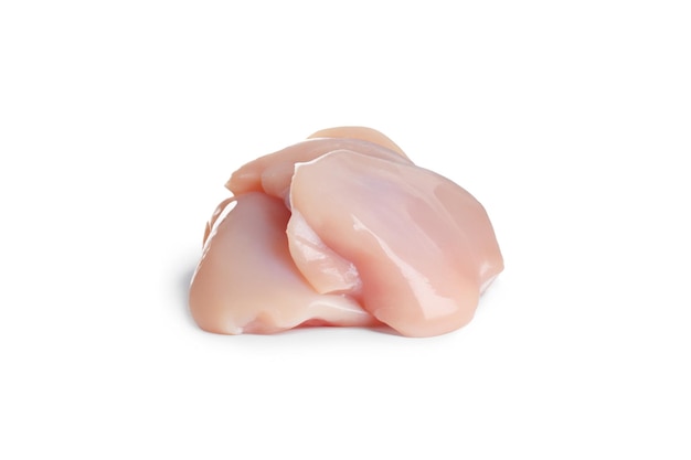 Filets de poulet cru isolés sur blanc