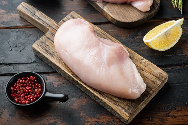 Filets de poulet cru, sur table en bois foncé