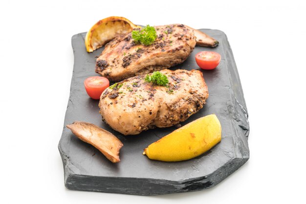 Filets de poulet grillé sur assiette en ardoise