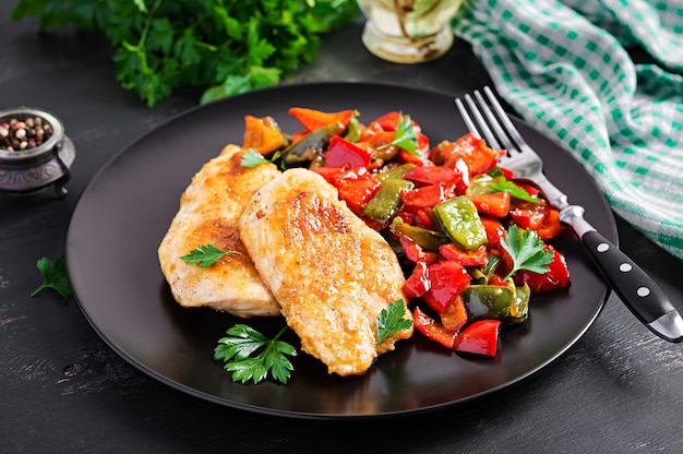 Filets de poulet grillé et poivron sur une assiette.