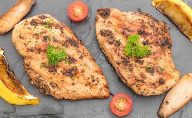 Photo filets de poulet grillés sur plaque d'ardoise