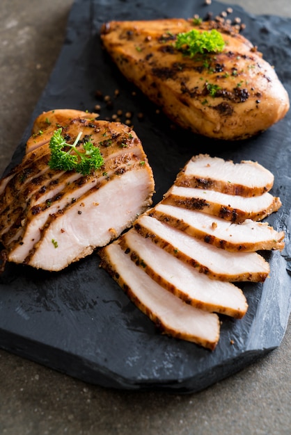 Filets de poulet grillés