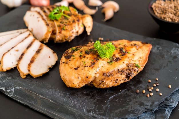 Filets de poulet grillés