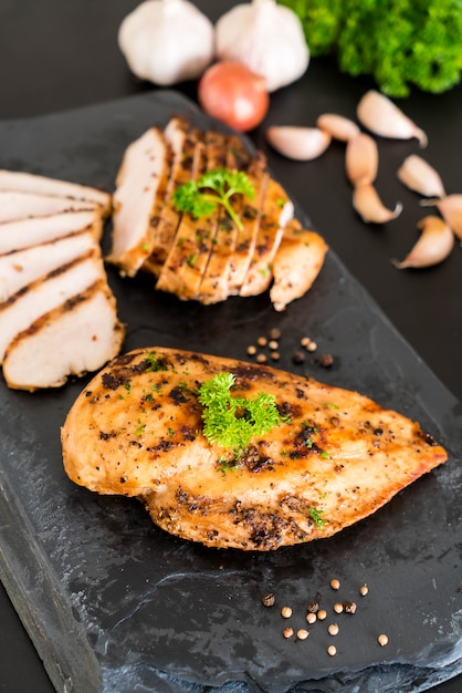 Filets de poulet grillés