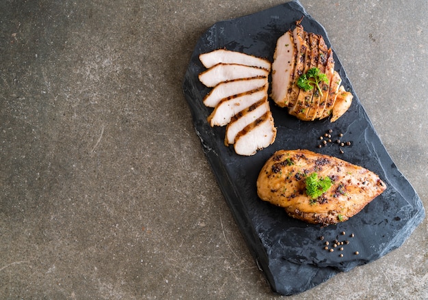 Filets de poulet grillés