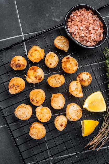 Filets de Saint-Jacques grillés sur une grille Fond noir Vue de dessus