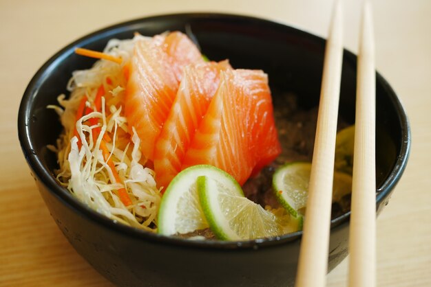 Filets de saumon cru en portions dans la glace au citron