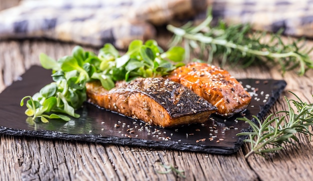 Filets de saumon grillés aux herbes sur ardoise