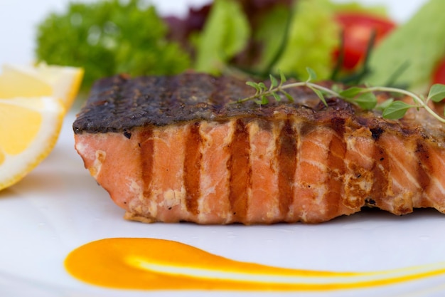 Filets de saumon grillés avec décoration sel poivre et herbes