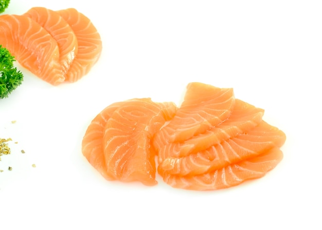 Filets de saumon sur une surface blanche
