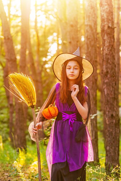 Fille de 11 ans dans le contexte de la nature automnale. Petite fille en costume d'Halloween, automne.