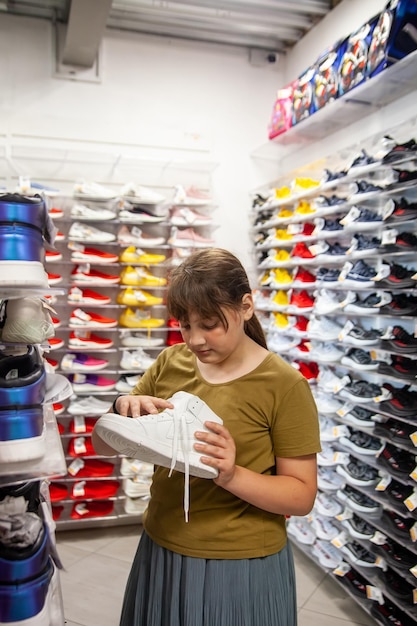 Fille de 12 ans choisissant des chaussures en magasin