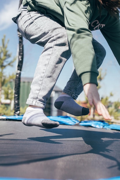Fille de 89 ans sautant en trampoline dans le parc Loisirs pour enfants en plein air concept de style de vie