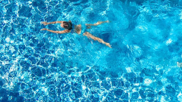 Fille Active Dans La Piscine Drone Aérien Vue D'en Haut, Jeune Femme Nage Dans L'eau Bleue, Vacances Tropicales, Vacances Sur Concept Resort