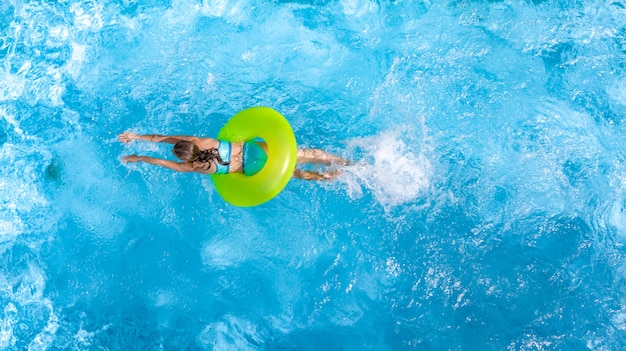 Fille active dans la piscine