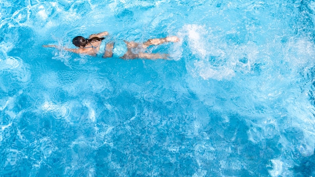 Fille active dans la piscine