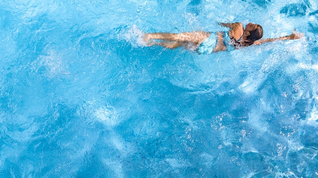 Fille active dans la piscine