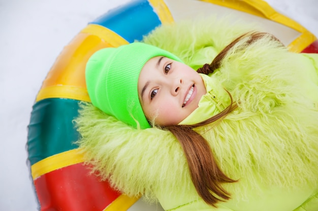 Fille sur une activité d'hiver Tube de neige