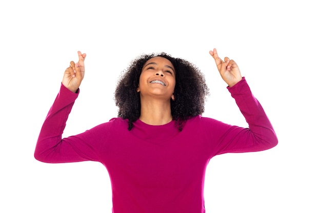 Fille adolescente aux cheveux afro portant un pull rose isolé