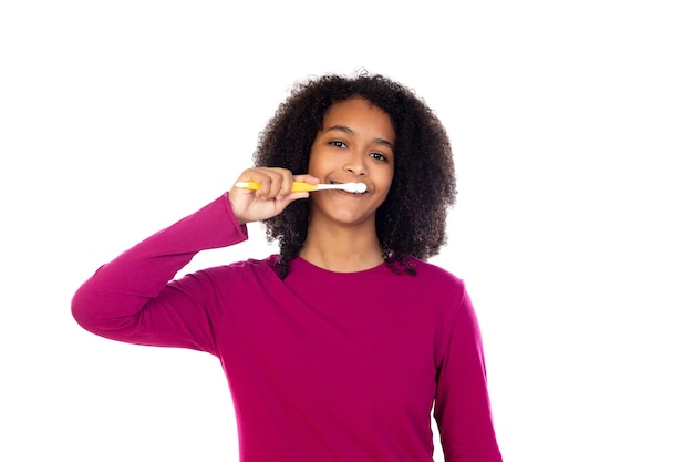 Fille adolescente aux cheveux afro portant un pull rose isolé