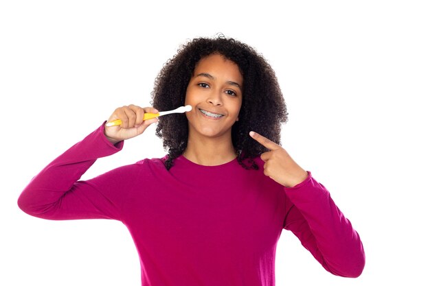 Fille adolescente aux cheveux afro portant un pull rose isolé