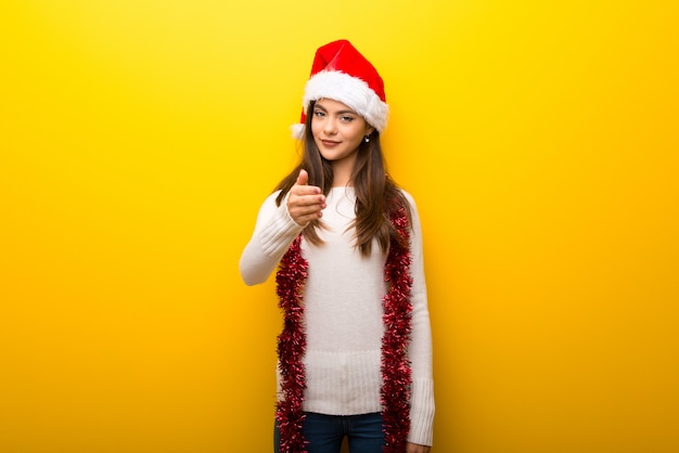 Fille adolescente célébrant la poignée de main de vacances de Noël après bonne affaire