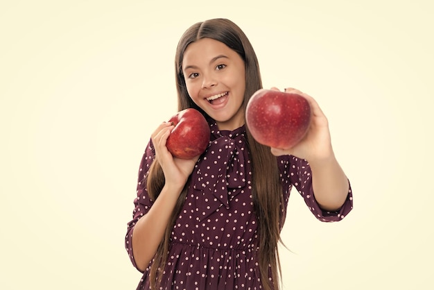 Fille adolescente de fruits frais tenir des pommes sur fond de studio isolé blanc portrait de nutrition enfant