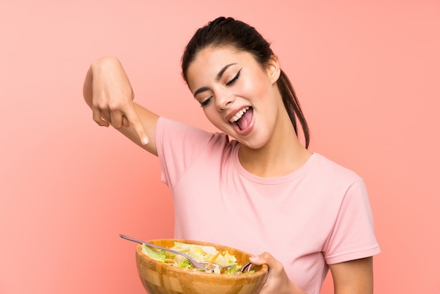 Fille adolescente heureuse avec salade