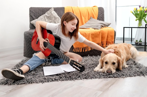 Fille adolescente pratiquant le jeu de guitare