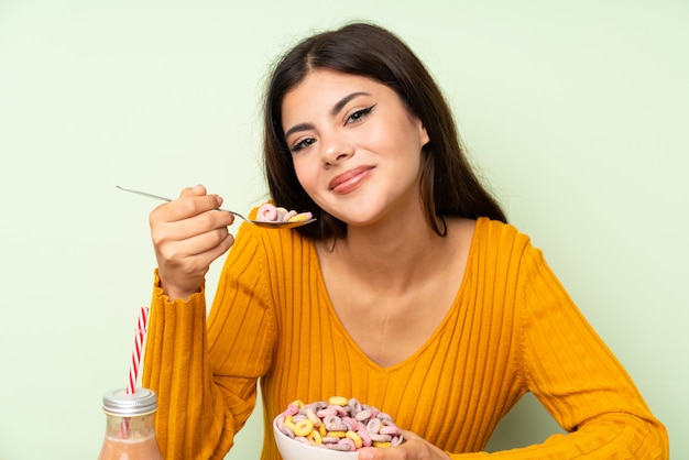 Fille adolescente prenant son petit déjeuner avec bol de céréales