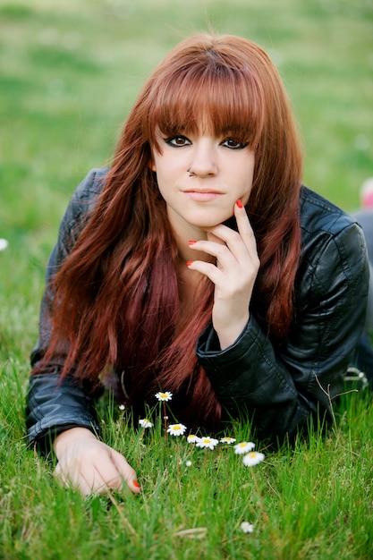 Fille adolescente rebelle aux cheveux rouges