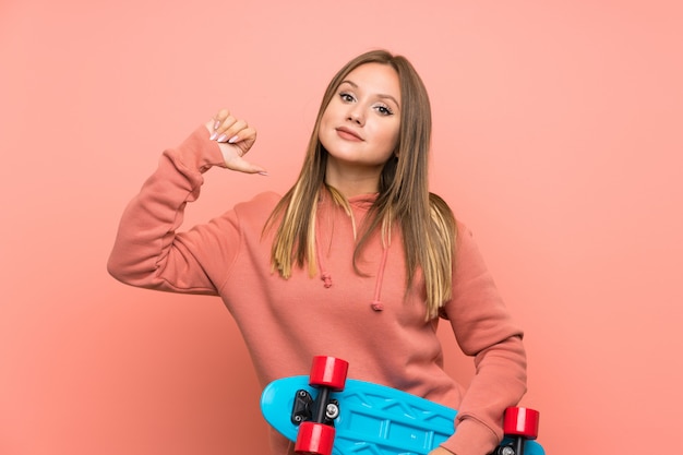 Fille adolescente avec skate