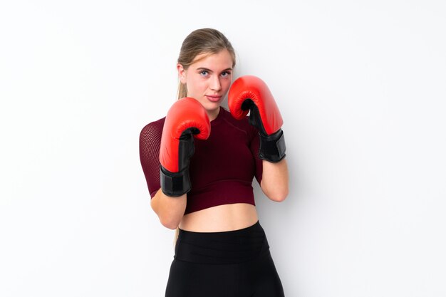 Fille adolescente sport sur blanc avec des gants de boxe