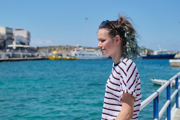 Fille adolescente voyageant sur la baie de la mer aime la beauté de la nature, les vacances d'été en voyage en mer