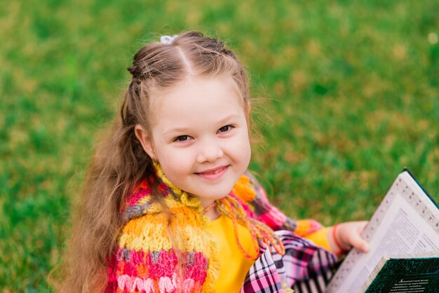 Fille adorable d'enfant à un beau parc d'automne